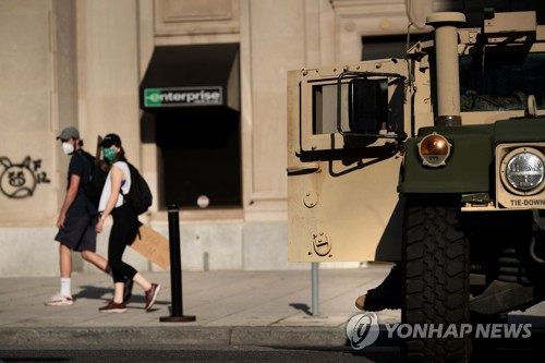 미국시위 8일째…백악관 앞 공원 철조망 사이로 대치 끝 충돌(종합)