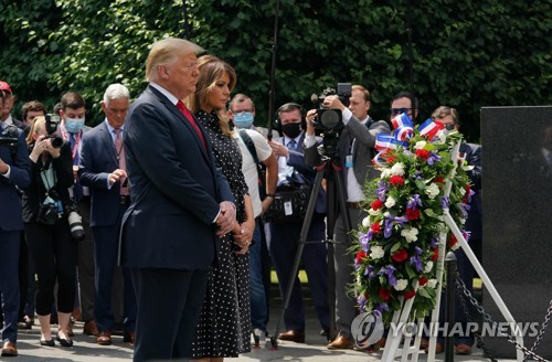 워싱턴 한국전기념비 찾은 트럼프…엄숙한 표정으로 거수경례