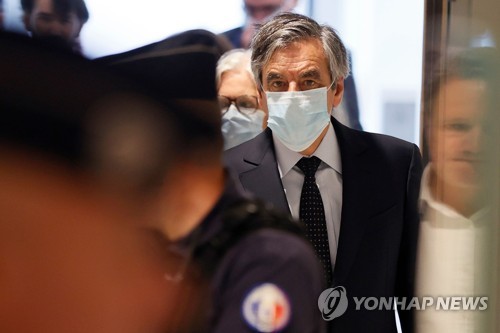 '가족 허위 채용 후 급여 지급'…프랑스 전 총리에 징역 5년