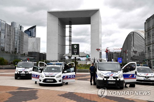 프랑스 파리 라데팡스서 무장괴한 신고…대테러부대 출동