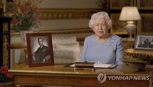 영국 여왕 윈저성 경내서 승마…봉쇄조치 후 첫 외부 노출