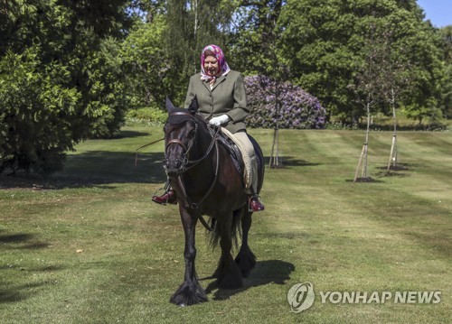 영국 여왕 윈저성 경내서 승마…봉쇄조치 후 첫 외부 노출