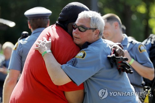 '흑인 사망' 시위 현장에서 싹튼 경찰-시위대 훈훈한 '동지애'