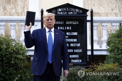 트럼프의 뜬금없는 '성경 이벤트'에 성경으로 맞불 놓은 펠로시