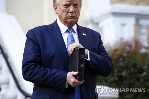 트럼프 보며 한탄하는 정보맨들 "나라 망할 전조"