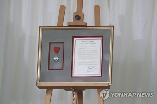 마크롱 "런던에 영원히 감사"…드골 항전연설 80년된 날 훈장