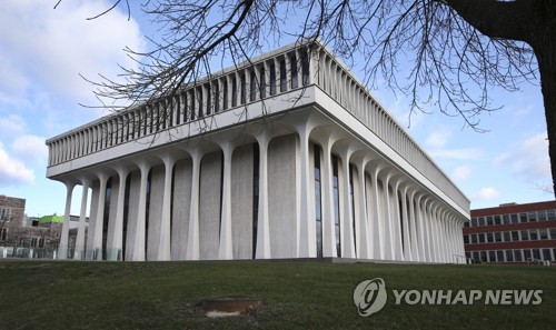 트럼프, 인종차별 인사 흔적 지우기에 "대단히 어리석은 짓"