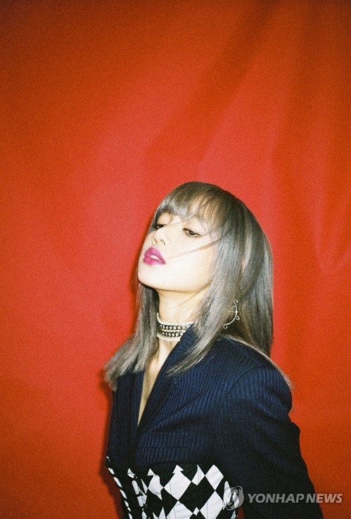 YG "블랙핑크 리사, 전 매니저에 억대 사기 피해"