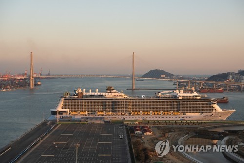 바다 위 떠돌던 크루즈 5일 부산 입항…한국인 승무원 1명 하선(종합)