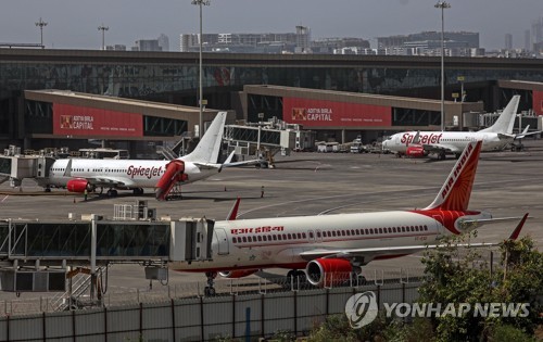 미, 자국 항공사 취항 막은 인도에 "전세기 운항 전 승인받아라"