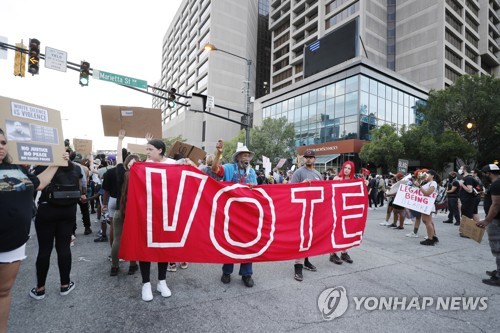 미국 여론은 시위대 편…"64%가 흑인사망 항의에 동조"