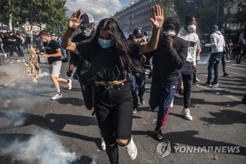 반 인종차별 시위 둘러싸고 런던·파리서 폭력 사태 발생