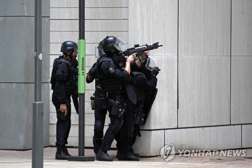 프랑스 파리 라데팡스서 무장괴한 신고…대테러부대 출동