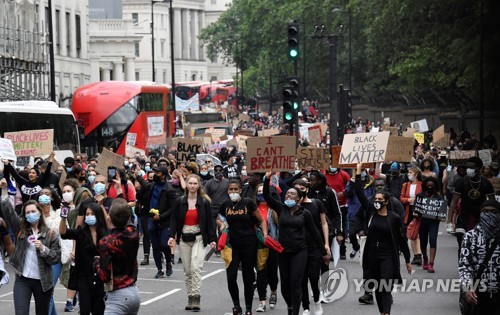 런던서 '흑인 사망' 항의 시위…경찰은 '인종차별 반대' 다짐