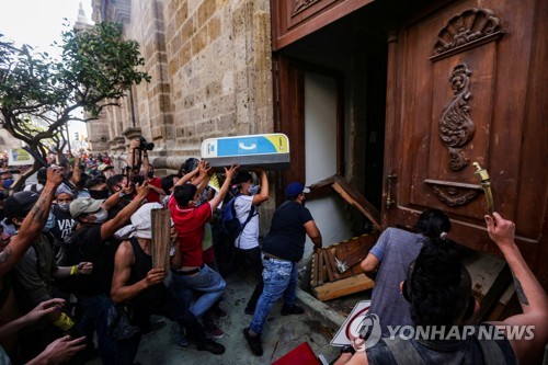 분노 야기한 '멕시코판 플로이드' 사건 관련 경찰 3명 체포