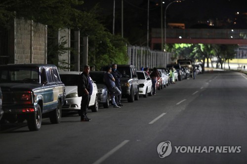 베네수엘라 기름값 인상에도 주유소엔 여전히 긴 대기행렬