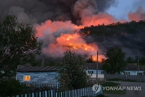 펄펄 끓고 훨훨 타오르는 시베리아…이상고온에 산불 5배 늘어