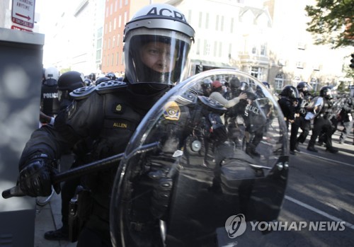 미 경찰, 이번에는 시위대 목누르기…과잉진압 논란 확산(종합)