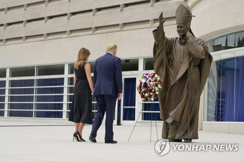 시위사태 속 이틀째 종교시설 찾은 트럼프…'종교 이용' 비판도