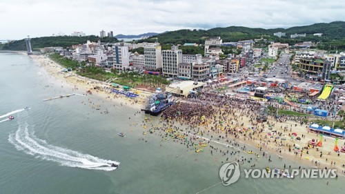 "제 발로 오는 피서객 막을 수도…" 해수욕장 거리두기 고민