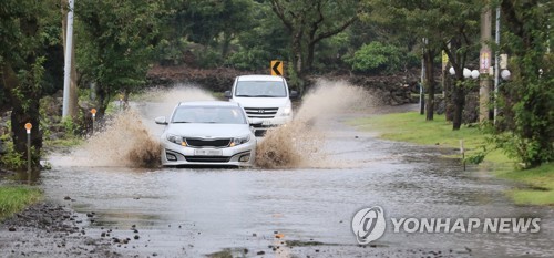 장마철 자동차사고 막으려면…타이어·와이퍼 점검하고 20% 감속