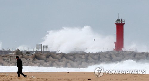 호우에 강풍까지…강원 영동 저녁까지 최고 300㎜ 이상 비