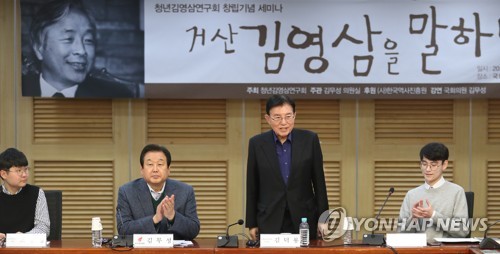 법원 "긴급조치 해제로 면소, 재심사유 된다"…김덕룡 재심 개시