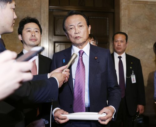 日 아소 "올가을 중의원 해산 바람직"…연립 여당은 부정적