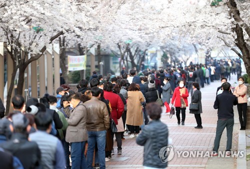 재난지원금·소상공인대출 영향?…예적금·보험해지 줄었다