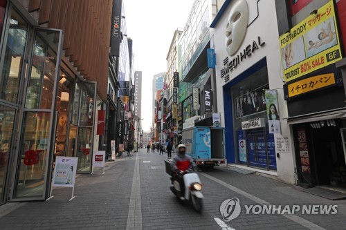 벌이 늘어도 씀씀이 줄였다…고령·외벌이, 지갑 더 닫아