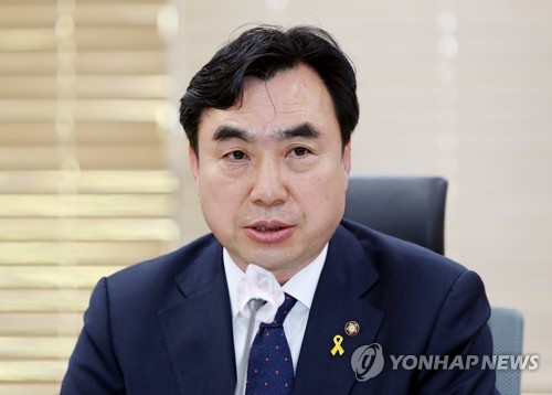 선굵은 '인천의 노동운동가' 출신 윤관석 정무위원장