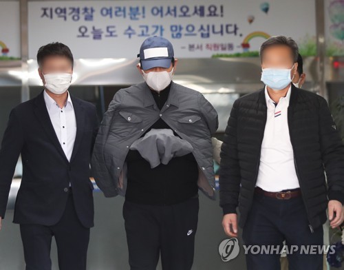 법정 선 '라임 몸통' 김봉현 "재판 한 곳에서 받게 해달라"