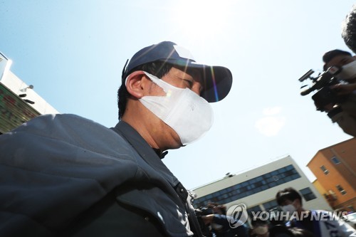 법정 선 '라임 몸통' 김봉현 "재판 한 곳에서 받게 해달라"