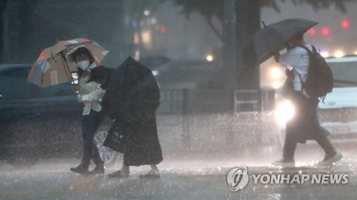장마로 전국에 강한 비바람…중앙재난안전대책본부 1단계 가동