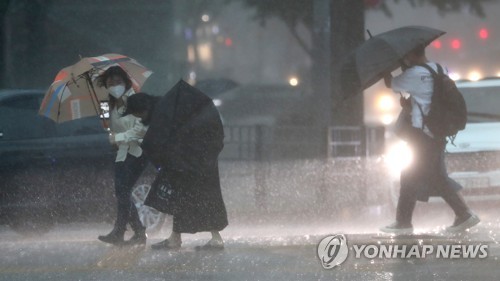 제주 시작으로 전국에 거센 비바람 몰아친다…"침수·붕괴 유의"