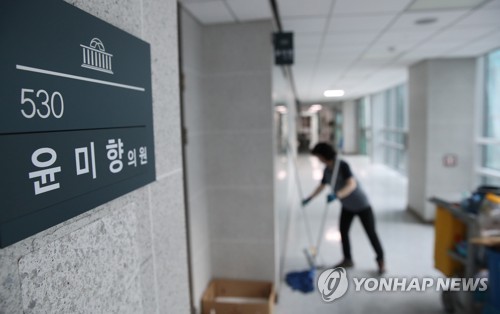 윤미향 '나비배지' 달고 국회 출근…여당 시선 엇갈려