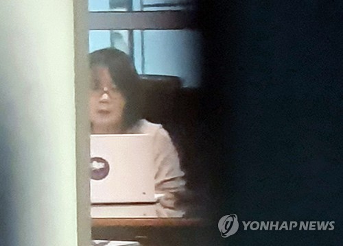 윤미향 '나비배지' 달고 국회 출근…여당 시선 엇갈려