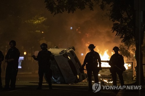 트위터 "'DC통신두절' 해시태그 조사중…일부 계정 정지"