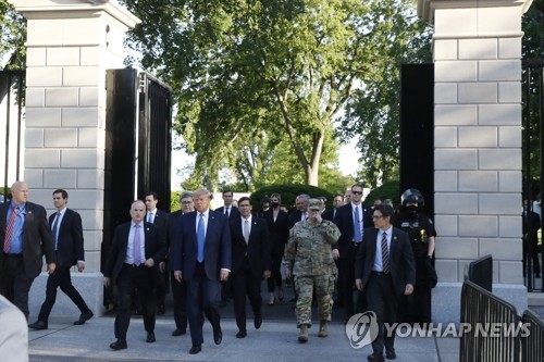 "트럼프, 시위 진압에 연방군 1만명 투입하려 했다"