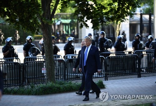 트럼프 '성경 이벤트' 두고 "역사적 순간" vs "독재자 행실"