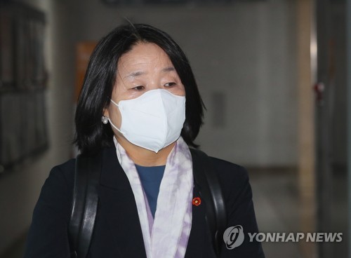 윤미향, SNS로 여론대응…첫 의총 불참하고 지도부 면담(종합2보)