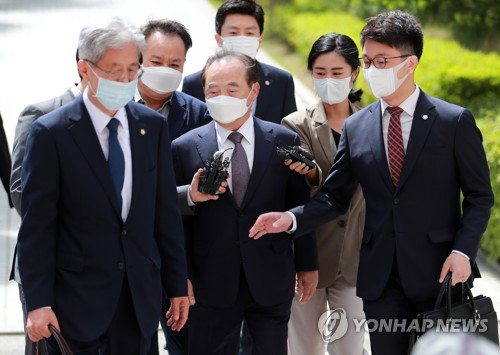 구속 갈림길 선 오거돈 "입 열개라도 할 말 없다…우발적 범행"