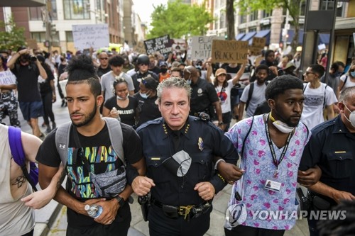 "미국 인종차별 반대 시위, 경찰 만행 사라져야 끝난다"