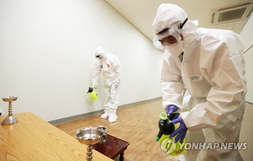 결혼식장 하객 '신분증 검사'…집합제한 명령 지키기 안간힘