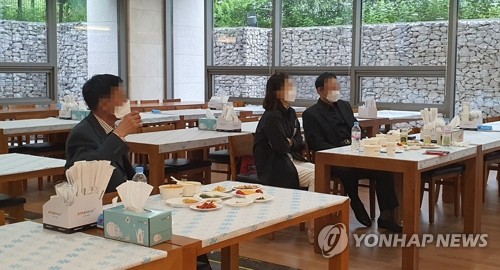 결혼식장 하객 '신분증 검사'…집합제한 명령 지키기 안간힘