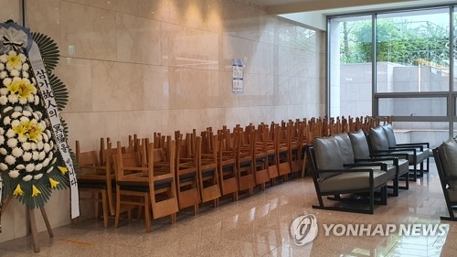 결혼식장 하객 '신분증 검사'…집합제한 명령 지키기 안간힘