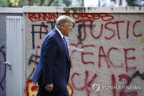 트럼프 교회 방문 위해 강제해산이라니…시위진압 적절성 논란