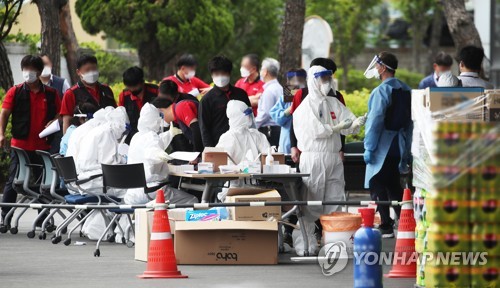 '생활속 거리두기' 근 한달…클럽·물류센터·교회 고리로 확산