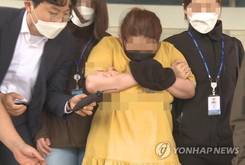 9세 아이 갇힌 가방 올라가 뛰었다…40대 여성 살인 혐의 기소