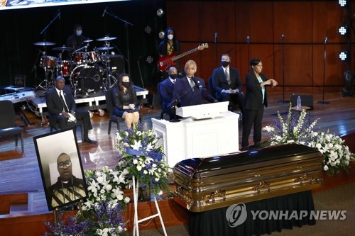 금빛 관에 잠든 '빅 플로이드'…엄숙·숙연함에서 격정·성토로